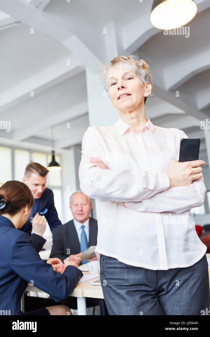 Senior business donna come manager sta con la fiducia in sé stessi Foto Stock