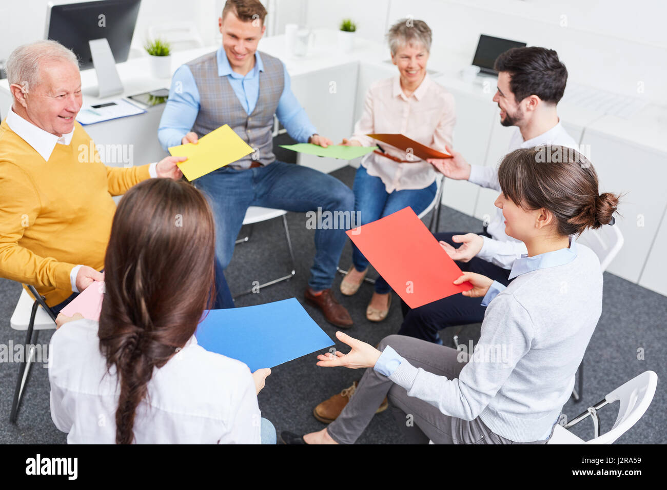 Un gruppo di uomini di affari che fanno esercizio creativo per la creazione di un team Foto Stock