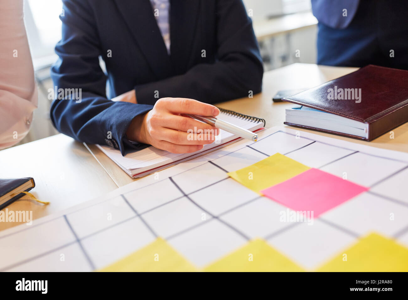 Azienda creativa esercizio di brainstorming con colorati sticky notes Foto Stock