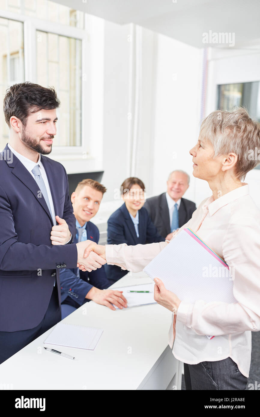 Business donna dà handshake candidato come congratulazioni Foto Stock