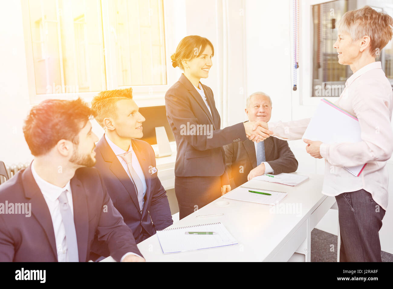 Senior business donna congratularmi con il candidato con handshake Foto Stock