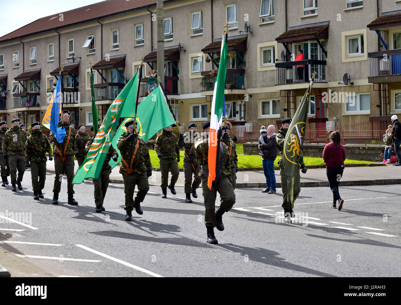 I dissidenti repubblicani marzo attraverso il Bogside, Derry, Londonderry, Irlanda del Nord durante un aumento di Pasqua commemorazione. Foto Stock