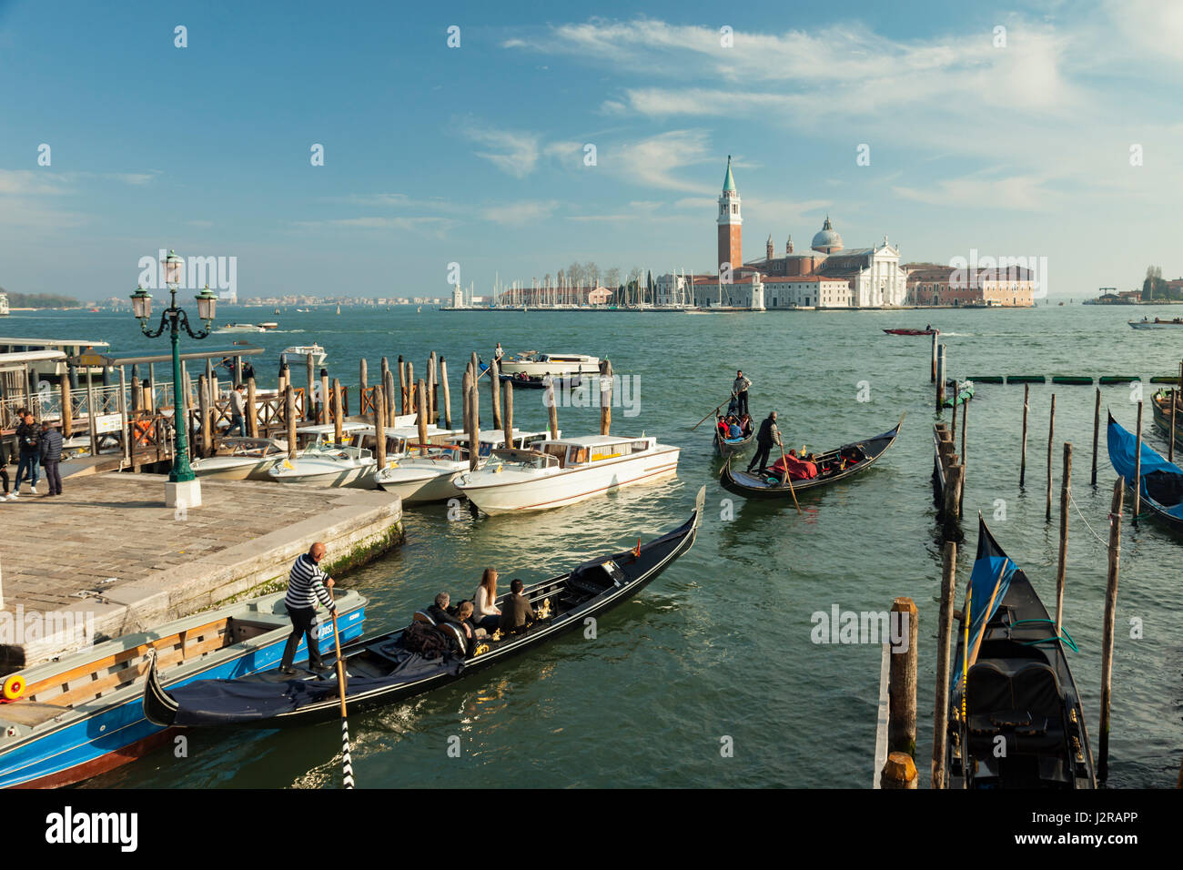 Gondole sul bacino di San Marco a Venezia. Chiesa di San Giorgio Maggiore all'orizzonte. Foto Stock