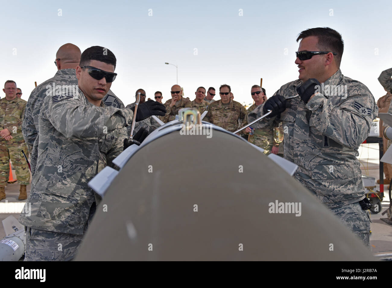 Membri del 380 Manutenzione Expeditionary Squadron luogo pinna di coda su un completato GBU-32 (giunto di attacco diretto munizione) come parte di una dimostrazione PER GLI STATI UNITI Comando centrale la leadership in una località segreta nel sud-ovest Asia, 21 aprile 2017. USCENTCOM componente e i leader hanno visitato la 380 Air Expeditionary Wing per saperne di più circa il ruolo di airpower in Combined Joint Task Force- operazione inerente a risolvere. (U.S. Air Force photo/ Personale Sgt. Marjorie A. Bowlden) Foto Stock