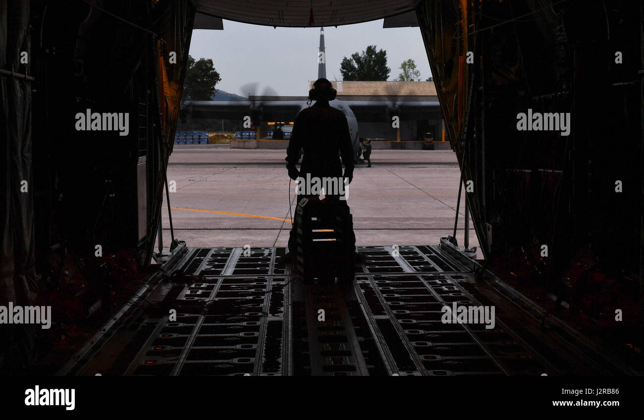 Stati Uniti Air Force Master Sgt. CJ Campbell, 37th Airlift Squadron loadmaster aeromobili, orologi equipaggio membri pronto un C-130J Super Hercules per la partenza durante l'esercizio fisico rubato Cerberus IV a Elefsis Air Base, Grecia, 21 aprile 2017. Campbell e altri loadmasters preparato tre C-130s per il personale e del carico scende. Come alleati della NATO, Stati Uniti e Grecia condividono un impegno per promuovere la pace e la stabilità, e cercare opportunità per continuare a sviluppare la loro forte relazione. (U.S Air Force foto di Senior Airman Tryphena Mayhugh) Foto Stock