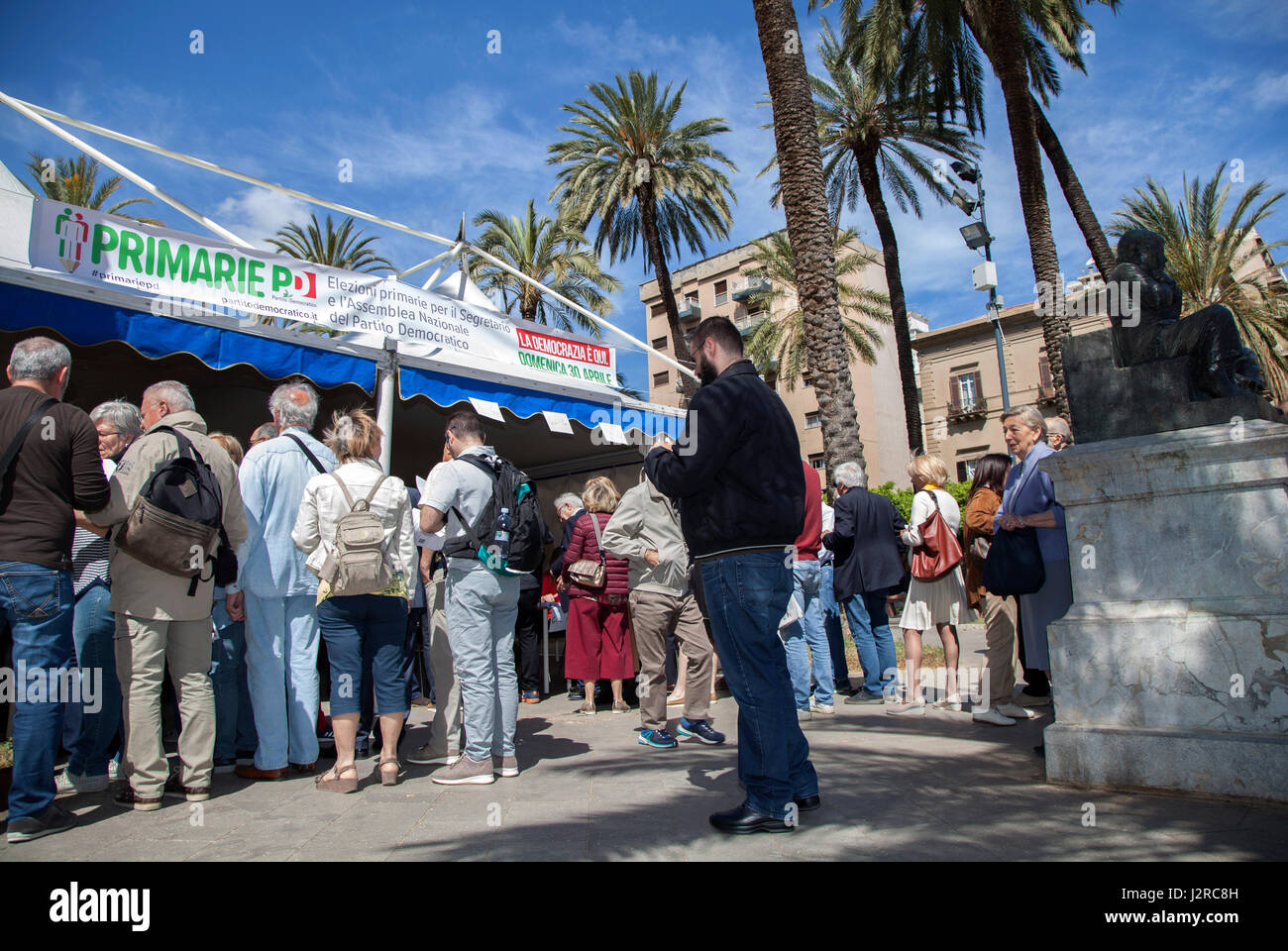 Palermo, Italia. 30 apr, 2017. Un momento delle operazioni di voto a Palermo (Italia) per il PD (Partito Democratico) elezioni primarie per la elezione del segretario di partito. Credito: Antonio Melita/Pacific Press/Alamy Live News Foto Stock