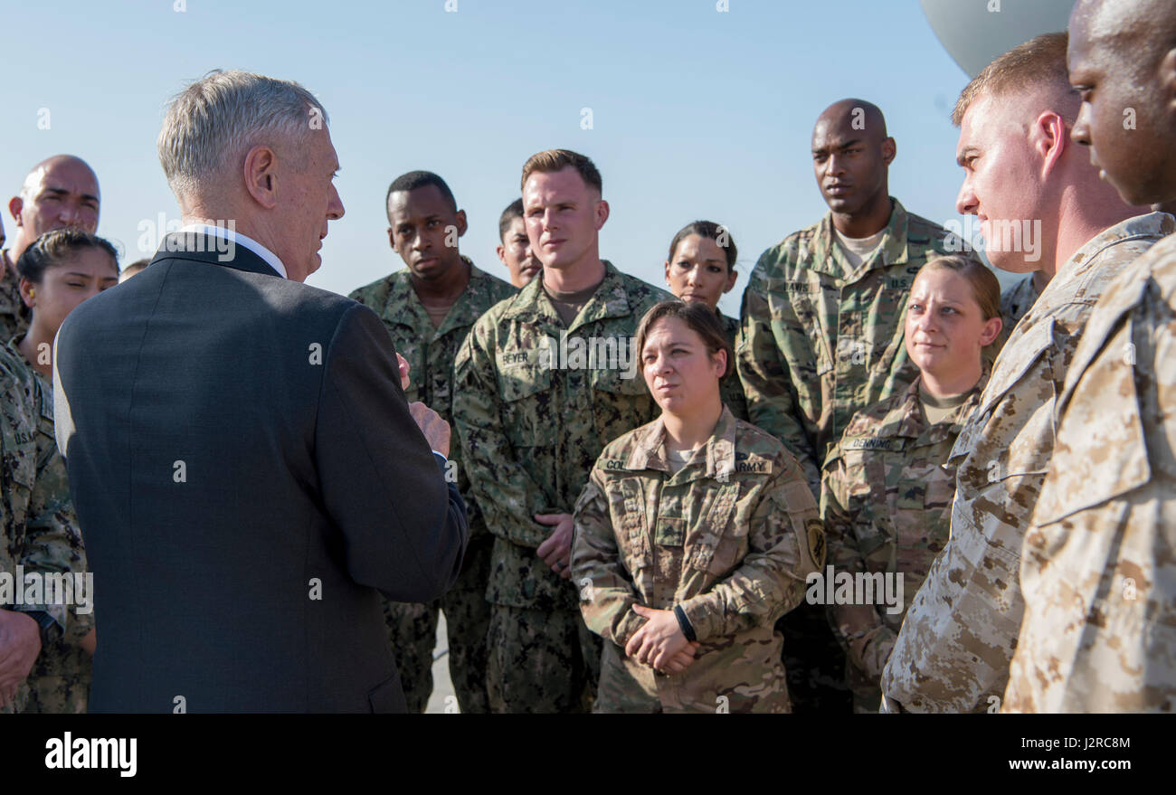 Il Segretario della Difesa Jim Mattis soddisfa con truppe di stanza Camp Lemmonier, Gibuti, 23 aprile 2017. Lo scopo del viaggio è quello di riaffermare la chiave militare degli Stati Uniti alleanze di impegnarsi con i partner strategici e discutere gli sforzi di cooperazione per contrastare le attività destbilizing e sconfiggere le organizzazioni estremiste. (DOD foto di U.S. Air Force Tech. Sgt. Brigitte N. Brantley) Foto Stock