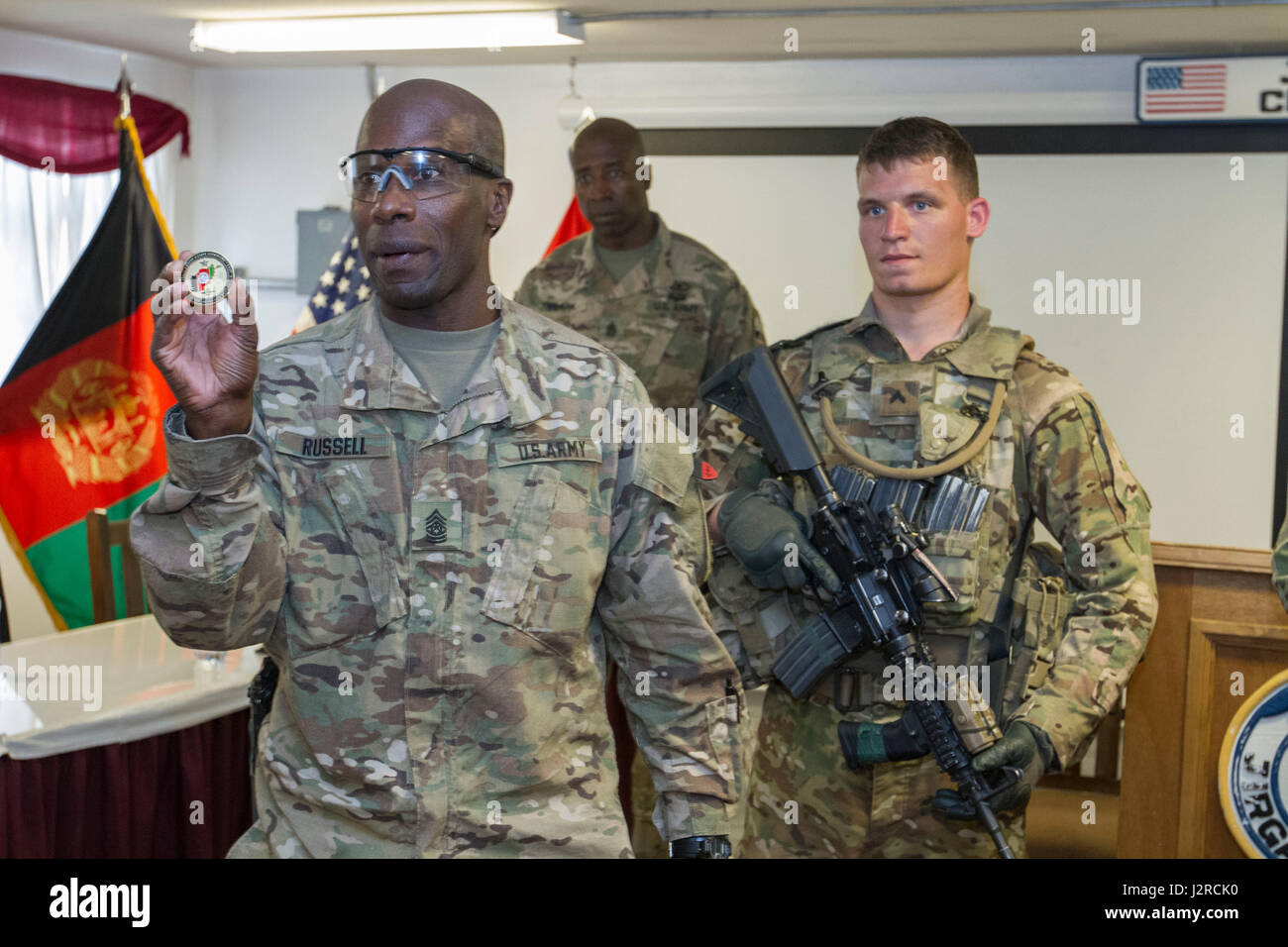 Stati Uniti Comando Esercito Sgt. Il Mag. Eugene Russell, Treno, consigliare e assistere il comando - Est arruolati senior advisor, contiene fino una medaglia con la nazionale afghano di bandiera e spiega il motivo per cui ci si batte per l'Afghanistan e il motivo per cui è importante che il treno il loro corpo di NCO. (Foto di Sgt. 1. Classe Eliodoro Molina) Foto Stock