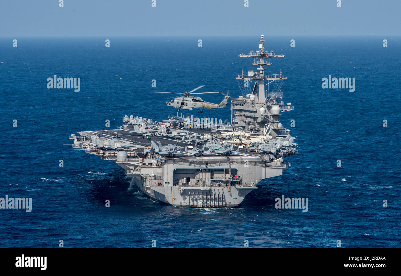 170424-N-BL637-223 Mare delle Filippine (24 aprile 2017) un MH-60R Sea Hawk dall'elicottero Maritime Strike Squadron (HSM) 78 "blu" di falchi vola vicino la portaerei USS Carl Vinson (CVN 70). Stati Uniti Navy portaerei strike gruppi hanno pattugliato il Pacifico Indo-Asia di routine per più di 70 anni. (U.S. Foto di Marina di Massa lo specialista di comunicazione 2a classe Sean M. Castellano/rilasciato) Foto Stock