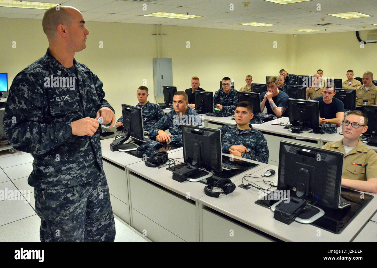 GROTON, Connecticut. (24 aprile 2017) marinai della classe 17090, "USS Hardhead", sono presentati con un argomento di revisione da parte del loro istruttore tecnico Sonar di seconda classe (sottomarini) Matteo Blythe durante il sommergibile Electronics Computer Campo (SECF) Apprendista corso di formazione. (US Navy rilasciato/William Kenny) Foto Stock