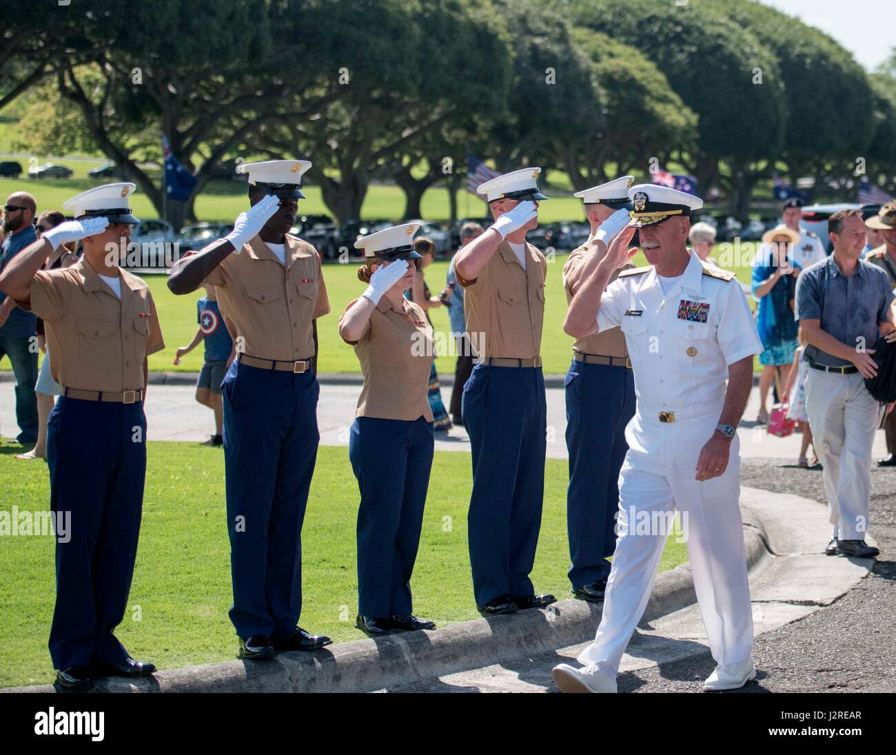 170425-N-FK070-126 HONOLULU (25 aprile 2017) Adm. Scott Swift, commander, U.S. Flotta del Pacifico, arriva a Australia e Nuova Zelanda esercito (ANZAC) cerimonia della giornata presso il National Memorial Cemetery del Pacifico. ANZAC Day onori e commemora i soldati che hanno dato la loro vita sulla linea del fronte della penisola di Gallipoli, Turchia, il 25 aprile 1915. (U.S. Foto di Marina di Massa lo specialista di comunicazione 2a classe di Brian M. Wilbur/rilasciato) Foto Stock