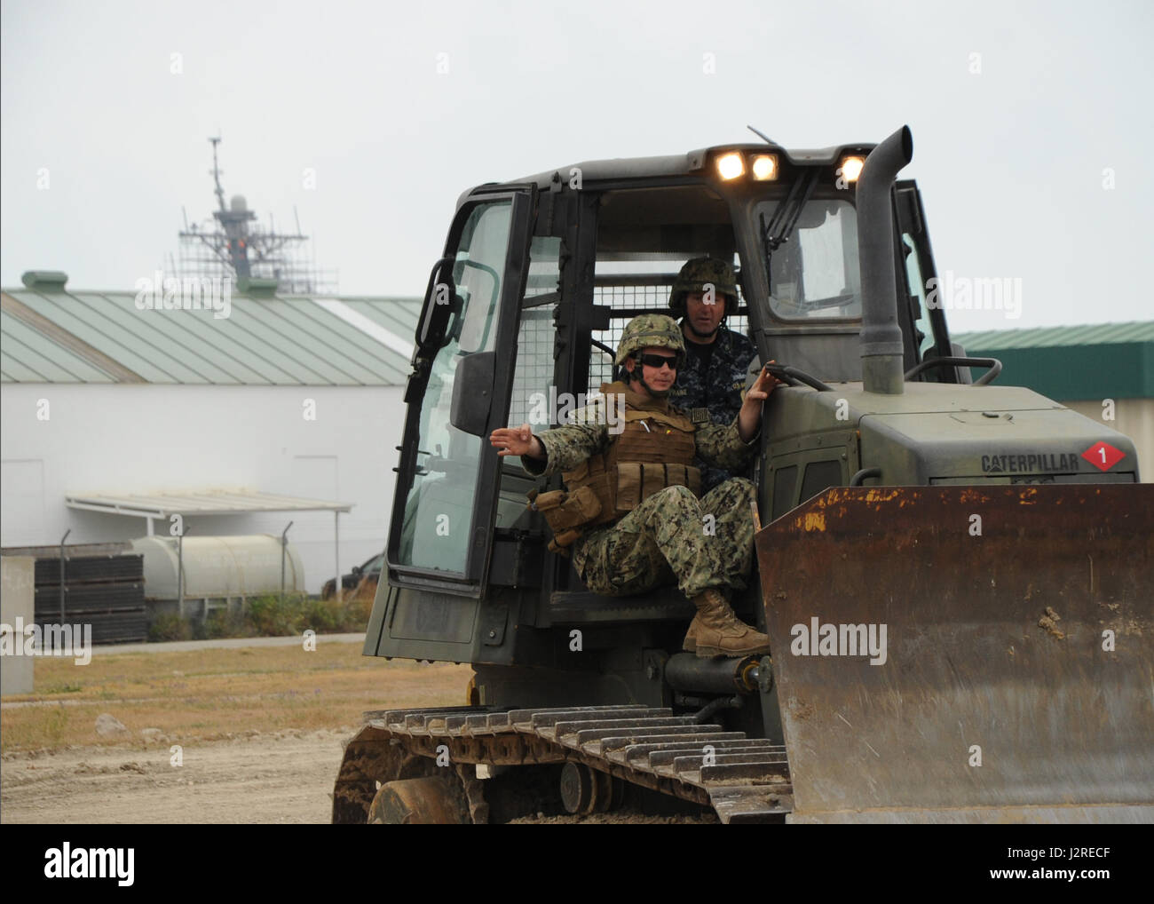 170425-N-JQ001-099 Naval Station Rota, Spagna (25 aprile 2017) Attrezzatura operatore Constructionman Calan Derue, da Newark, New York, assegnato alla Naval Mobile Battaglione di costruzione 1, dirige U.S. 6 Comando della Flotta Master Chief Richard P. O'Rawe, sul corretto funzionamento del bulldozer a bordo della stazione navale di Rota, Spagna, il 25 aprile 2017. Stati Uniti Sesta flotta, con sede a Napoli, Italia, conduce lo spettro completo di giunto e operazioni navali, spesso di concerto con allied, articolari e tra le agenzie partner, al fine di avanzare U.S. gli interessi nazionali e la sicurezza e la stabilità in Europa e di AFR Foto Stock