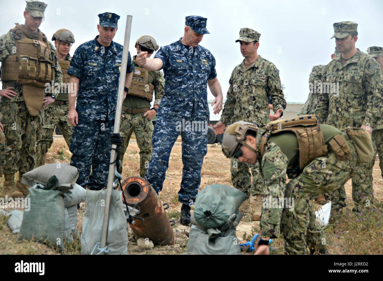 170425-N-N-0901-006 Rota, Spagna (25 aprile 2017) Vice Adm. Christopher W. Grady, commander, U.S. Sesta flotta, destra e della Cmdr. Gareth Healy, comandante della eliminazione di materiale esplosivo unità mobile 8, discutere il successo del rendering di procedura sicura di ordigni inesplosi usando il contrassegno 1 MOD 3 chiave a razzo. (U.S. Navy foto di tenente j.g. Seth Wartak/rilasciato) Foto Stock