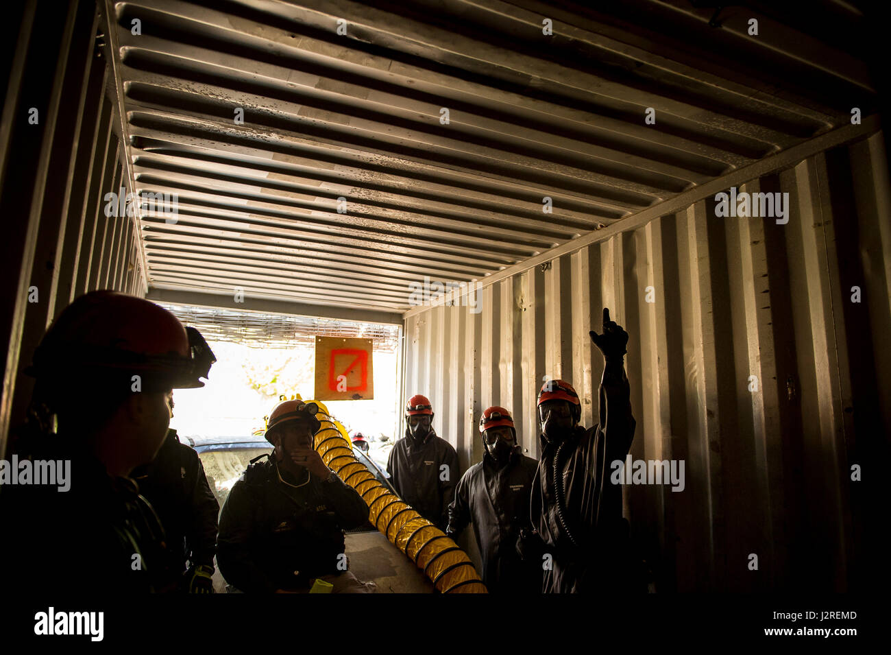 I soldati dell'esercito degli Stati Uniti della 22nd Engineer Clearance Company conducono una valutazione dei danni strutturali durante il Guardian Response 17, un esercizio di addestramento multi-componente presso il Muscatatuck Urban Training Center, Indiana. L'esercitazione convalida quasi 4.000 membri del servizio di difesa del supporto delle autorità civili (DSCA) per potenziali incidenti chimici, biologici, radiologici e nucleari (CBRN). Foto Stock