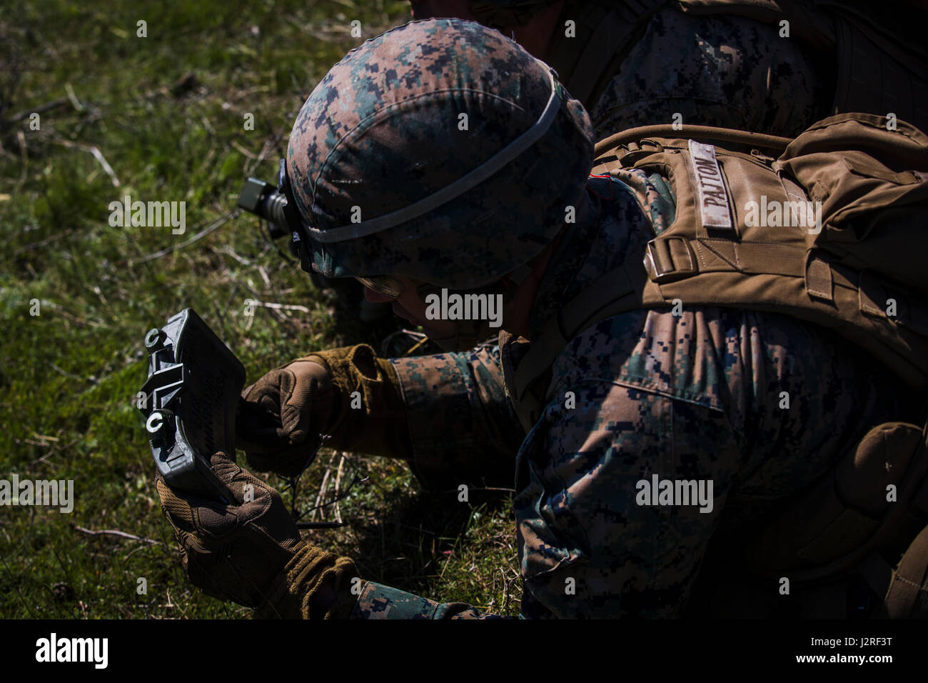 Stati Uniti Lancia Marine Cpl. John Patton, un assaultman con Marine forza rotazionale Europa 17.1 pone una Claymore durante l'esercizio Platinum Eagle 17.2 a Babadag Area Formazione, Romania, 26 aprile 2017. Assaultmen con MRF-E ha partecipato a una gamma di demolizione al fine di mantenere le competenze e di migliorare le tue competenze con esplosivi. Esercizi di formazione in tutto il mondo preparare Marines per essere pronti a rispondere alla nazione è chiamata a qualsiasi clima o luogo. (U.S. Marine Corps photo by Lance Cpl. Sarah N. Petrock) Foto Stock