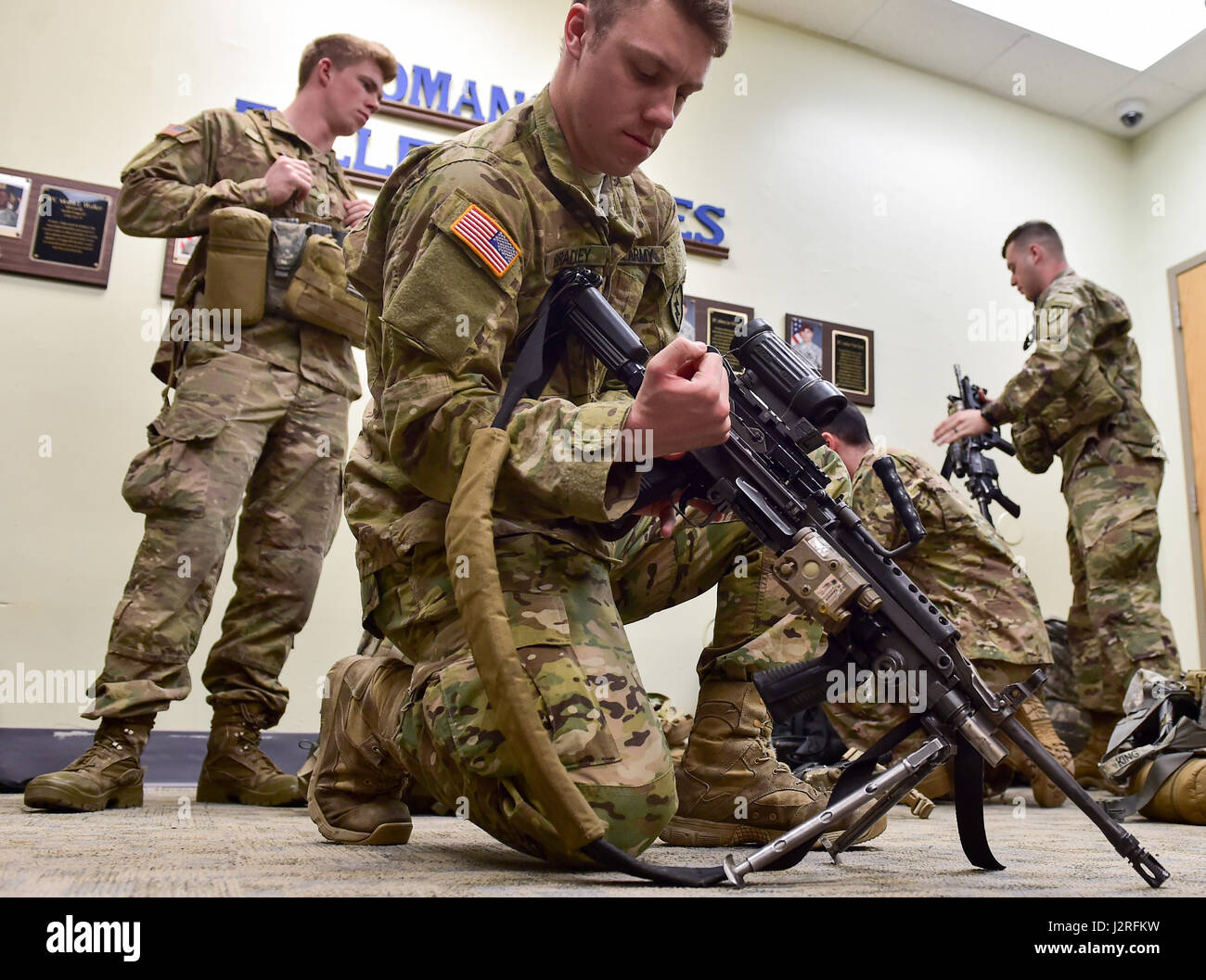 Army Spc. Joe Bradley, nativo di Littleton, Colo., assegnato a Comanche Company, 1° Battaglione, 501Parachute Reggimento di Fanteria, quarta brigata di fanteria combattere Team (airborne), XXV divisione di fanteria, U.S. Esercito di Alaska, prepara il suo M249 Squad Arma automatica per un 12-Mile piede tattico marzo su base comune Elmendorf-Richardson, Alaska, 27 aprile 2017. Piedi marche sono i movimenti di truppe e di attrezzature, prevalentemente a piedi, con un supporto limitato da parte di veicoli. Essi sono caratterizzati da combat readiness, facilità di controllo, adattabilità al terreno, rallentare la velocità di movimento e maggiore affaticamento del personale Foto Stock