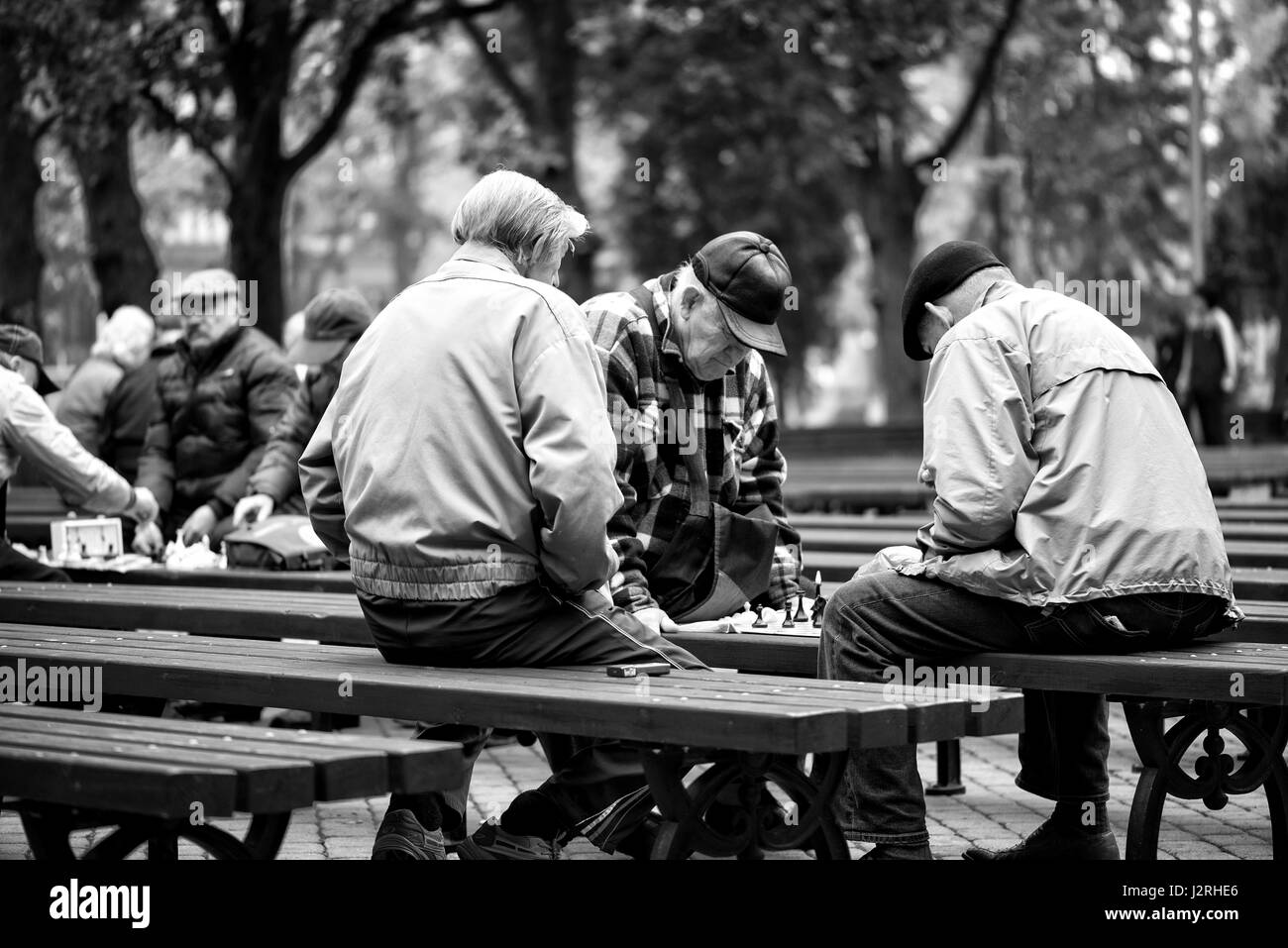 RIGA, Lettonia - 11 ottobre 2013: gli uomini nel parco su una panchina giocando a scacchi. Foto Stock