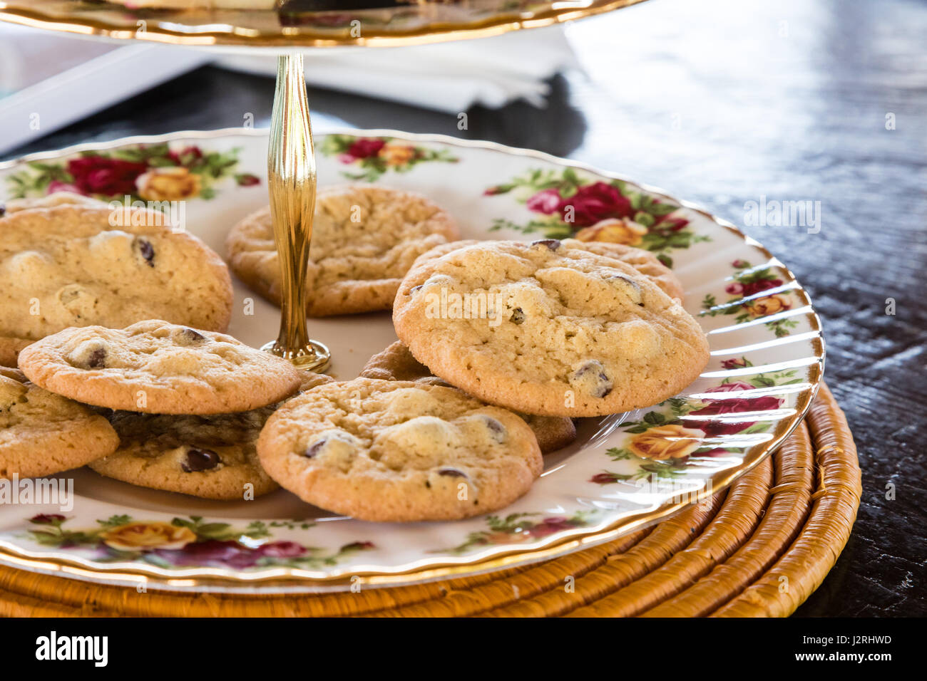 Biscotti fatti in casa su una voglia di cina tiered piatto di servizio sul patio. Foto Stock