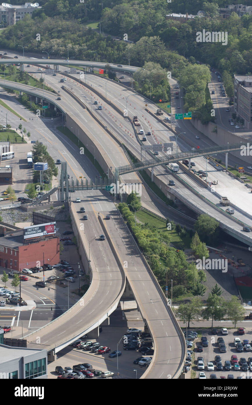 Vista di 17 North e South Bound lanes in esecuzione attraverso Cincinnati, Ohio. Foto Stock