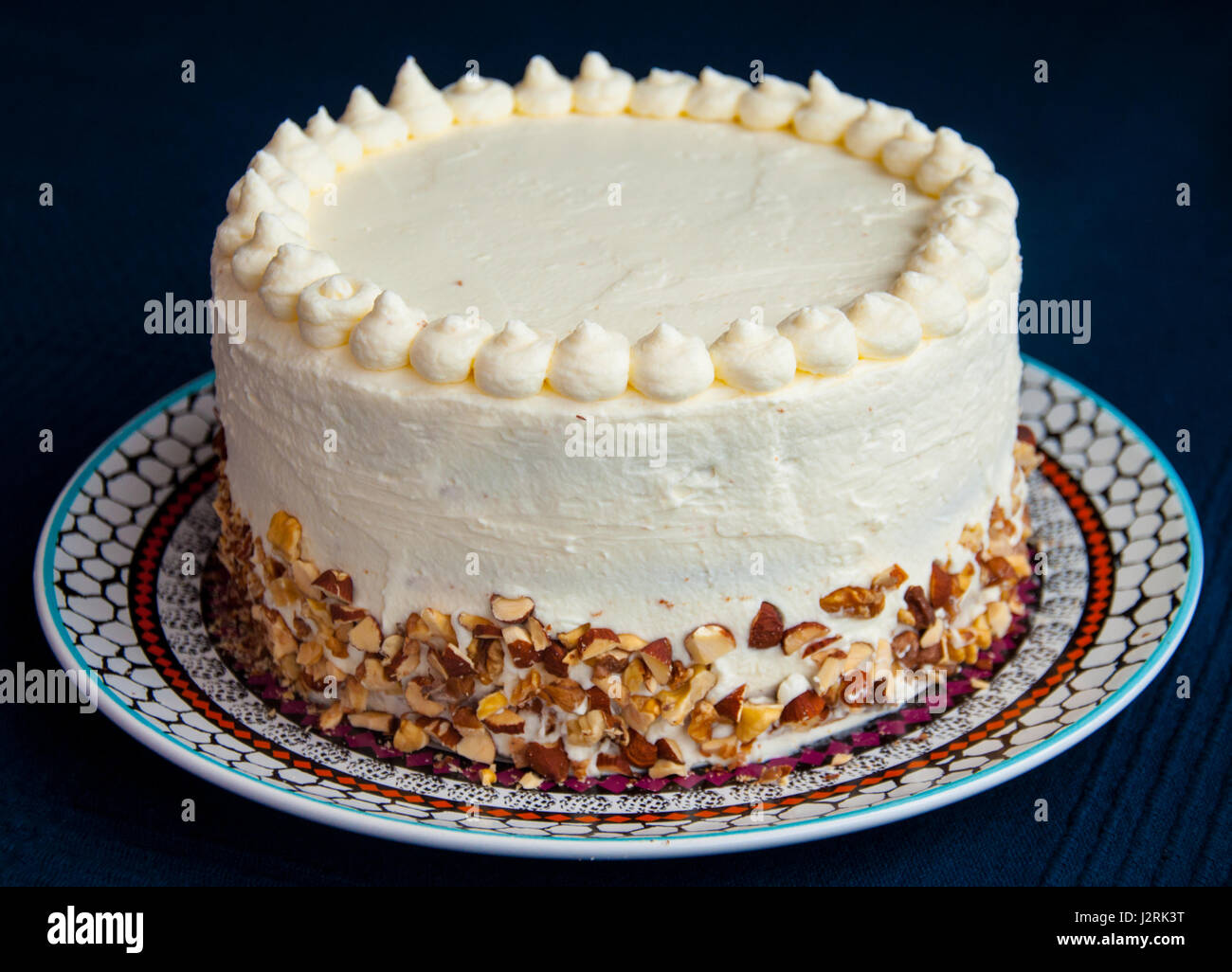 Dolce gustosa torta fatta in casa denominato 'Colibri' sulla piastra colorata Foto Stock