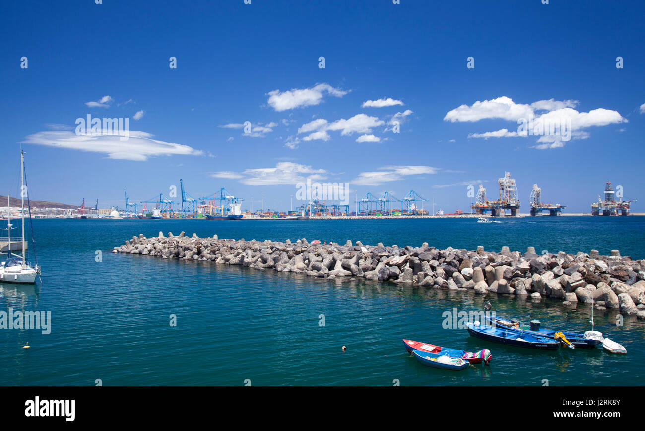 Vento-lisciata nuvole sopra Las Palmas de Gran Canaria area portuale Foto Stock