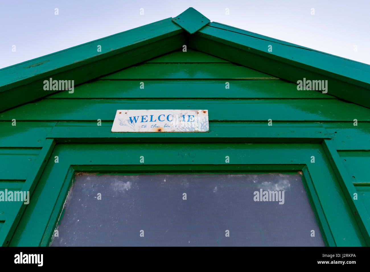 Riga delle colorate cabine in legno lungo la West Cliff promenade a Whitby, North Yorkshire, Inghilterra, Regno Unito Foto Stock