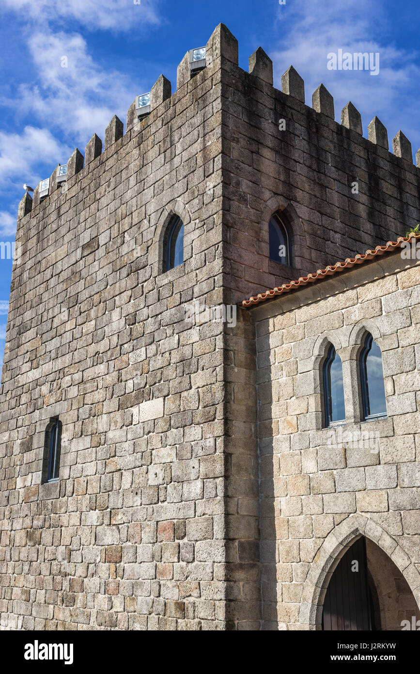 Gazzetta ufficio turismo accanto a sé nella cattedrale della città di Porto sulla Penisola Iberica, la seconda più grande città in Portogallo Foto Stock