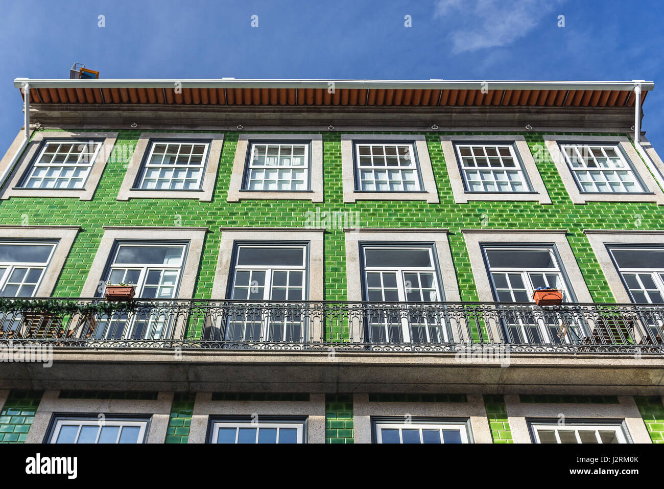 Piastrellate Azulejo facciata di edificio sulla Rua das Flores (Fiori Street) nella città di Porto sulla Penisola Iberica, la seconda più grande città in Portogallo Foto Stock