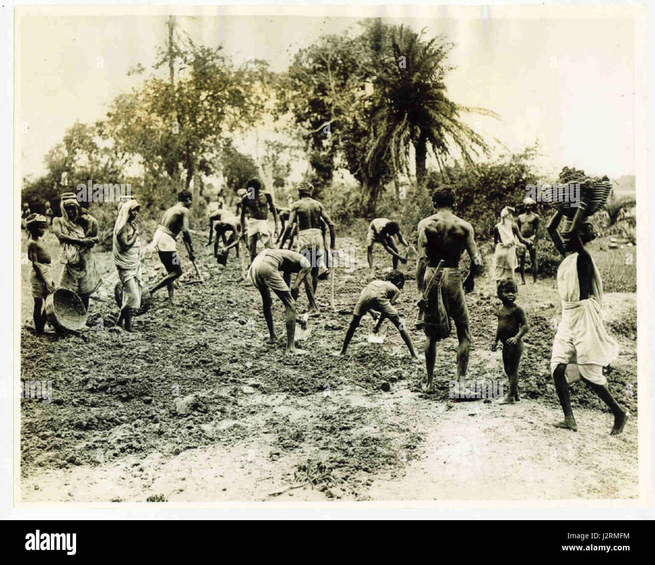 Un sollievo di carestia progetto- road workin bengala, 1936, in un ufficio di notizie foto Foto Stock