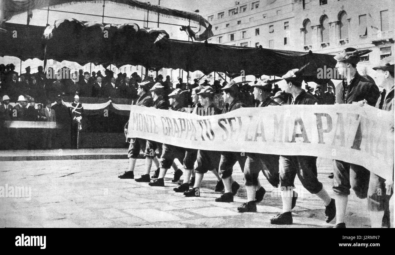 Questa immagine cattura una parata di soldati alpini a Genova il 17 marzo 1963, mostrando un significativo evento storico nella storia militare e culturale italiana. Foto Stock