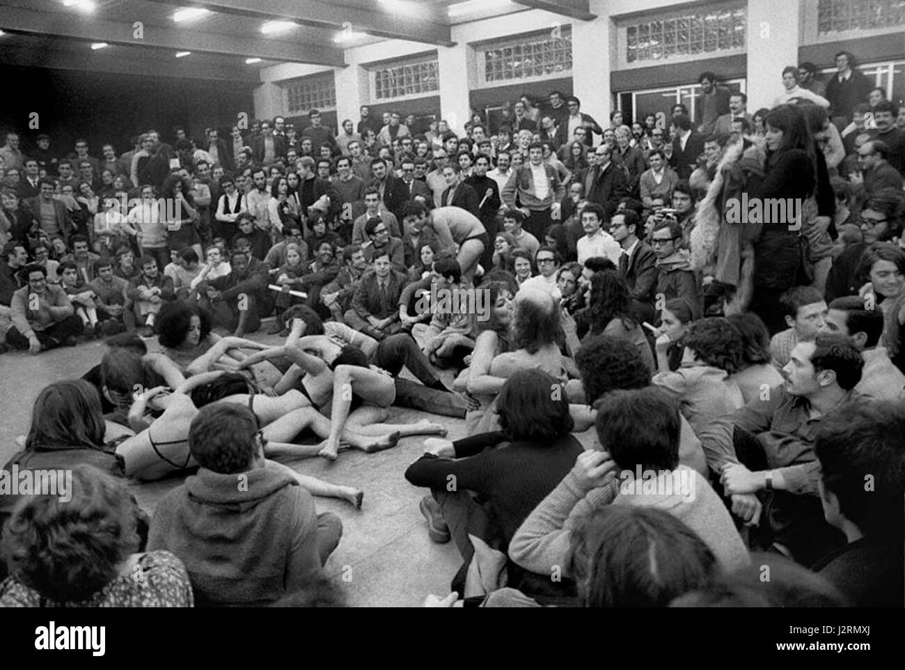 Nel 1968, il Living Theatre si esibì al Politecnico, un evento che contribuì al movimento teatrale d'avanguardia. La performance ha evidenziato temi politici e sociali, riflettendo i cambiamenti culturali dell'era. Foto Stock