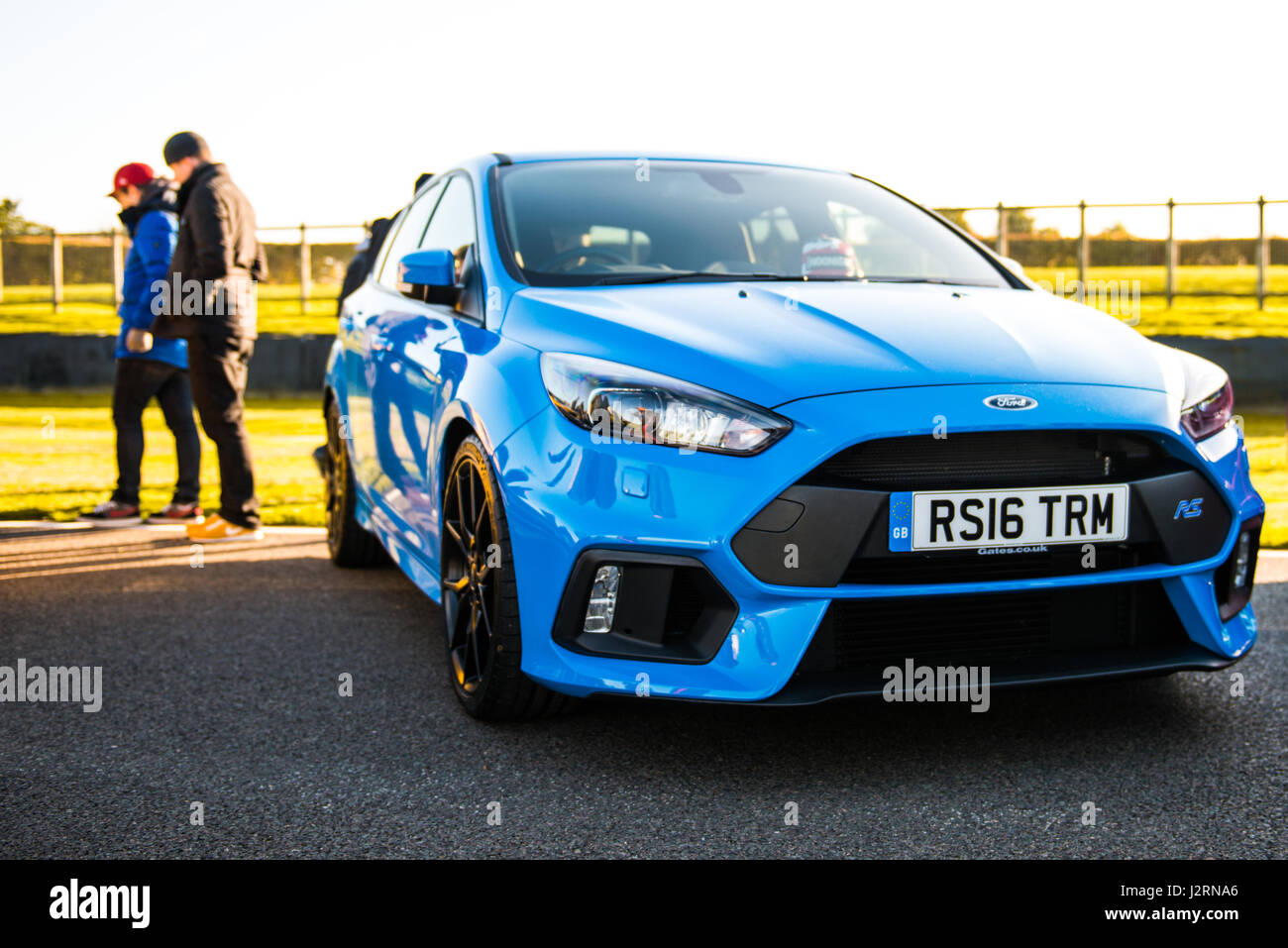 Goodwood Circuito motorino, Chichester, West Sussex, Regno Unito. 6 novembre 2016. Blu Ford Focus RS auto a Goodwood Circuito del motorino per il Goodwood " Hot Hatch' (berlina) Colazione Club Car soddisfare evento su un freddo e una fresca e soleggiata mattina d'inverno. © sarà Bailey / Alamy Foto Stock