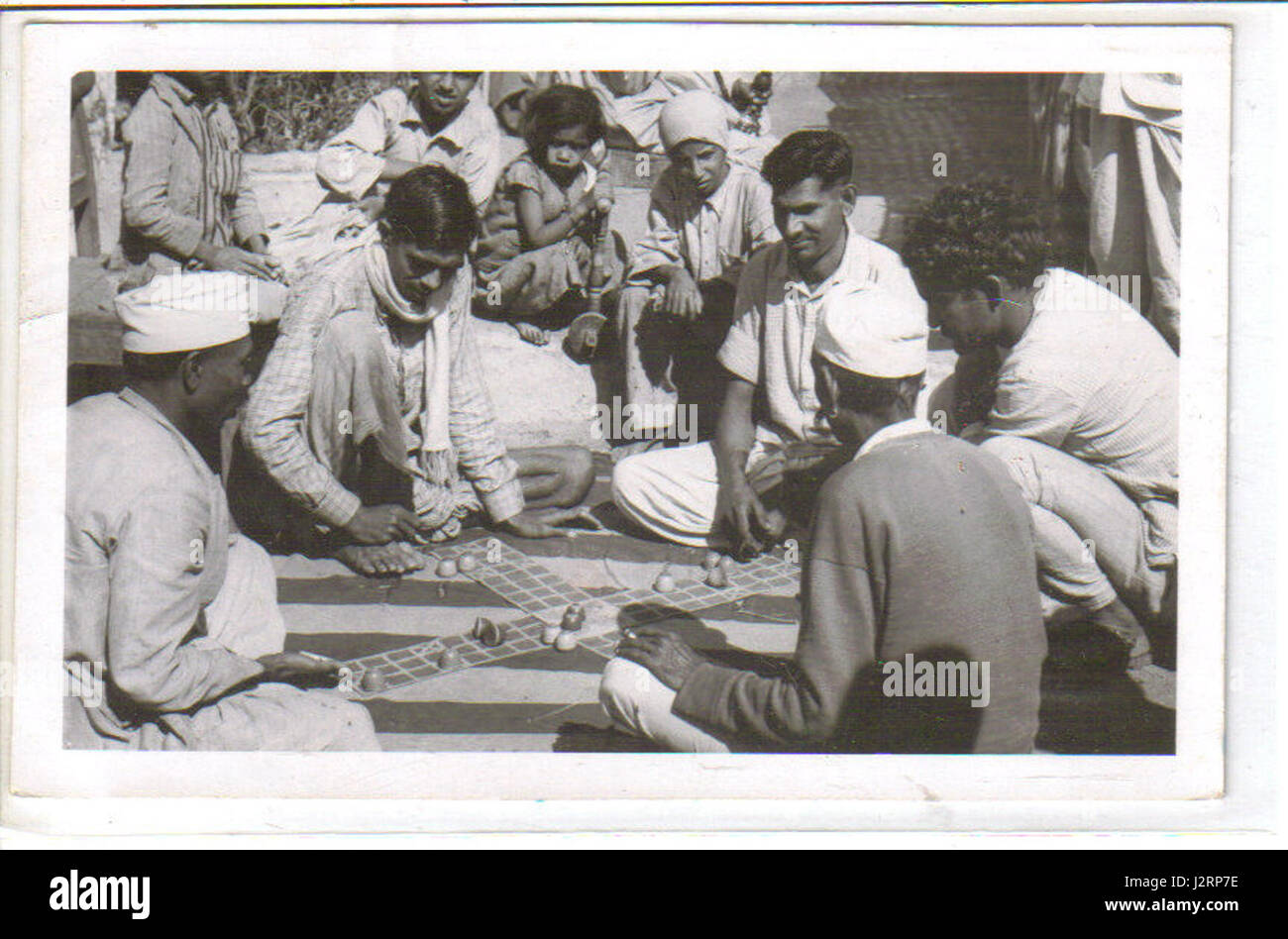 Una cartolina, didascalie sul retro Choparh gioco, New Delhi, c.1930's Foto Stock