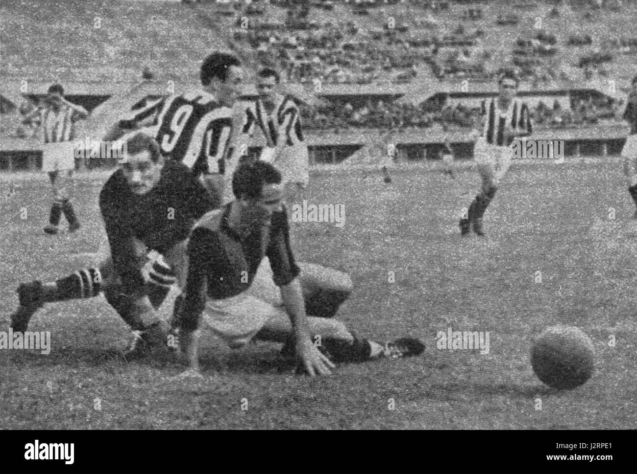 Torino (Italia), Stadio Comunale 'Benito Mussolini', 28 giugno 1942. Gioca nella zona AC Milan, nella partita tra Juventus e A.C. Milan (4-1) valida per la finale di ritorno della Coppa Italia 1941-42; riconosciamo il portiere AC Milan Giovanni Rossetti (a sinistra). Foto Stock