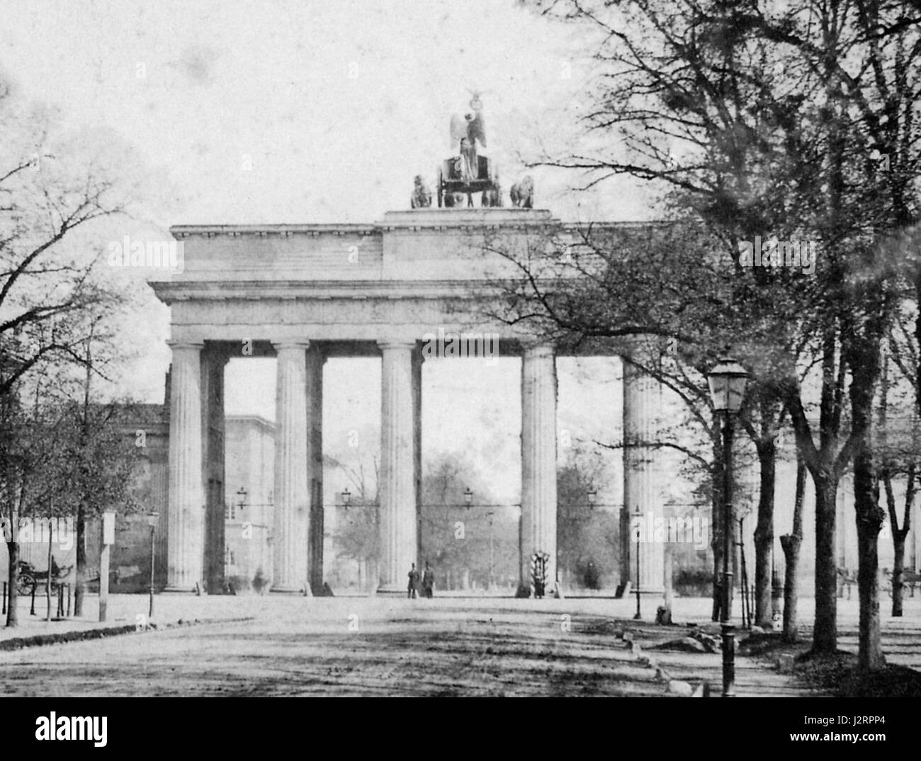 Porta di Brandeburgo vista da ovest, con illuminazione a gas nei passaggi e guardie al passaggio centrale, 1860ca Foto Stock