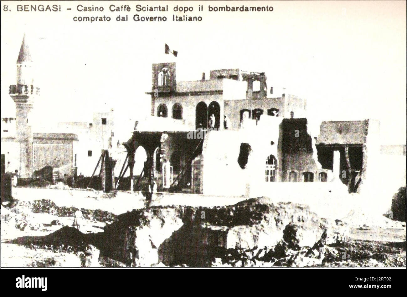 L'immagine ritrae un piccolo cafÃ© che è stato danneggiato dopo un bombardamento. La scena cattura le conseguenze della distruzione, mostrando l'impatto dell'attacco sulla struttura del cafÃ©, evidenziando la distruzione pur mantenendo la tranquillità dell'ambiente circostante. Foto Stock