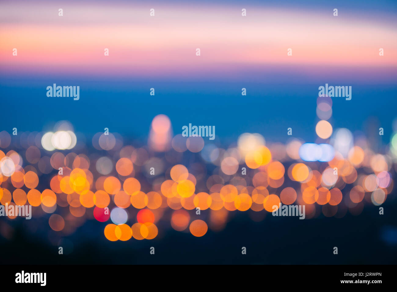 Absract sfocato Bokeh architettonico scenario urbano. Real sfocato colorato sfondo bokeh di fondo con luci sfocati Foto Stock