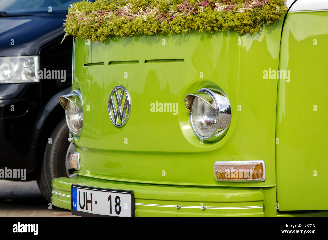 JURMALA, Lettonia - 5 Luglio 2013: Verde vecchio bus VW decorate per la celebrazione. Foto Stock