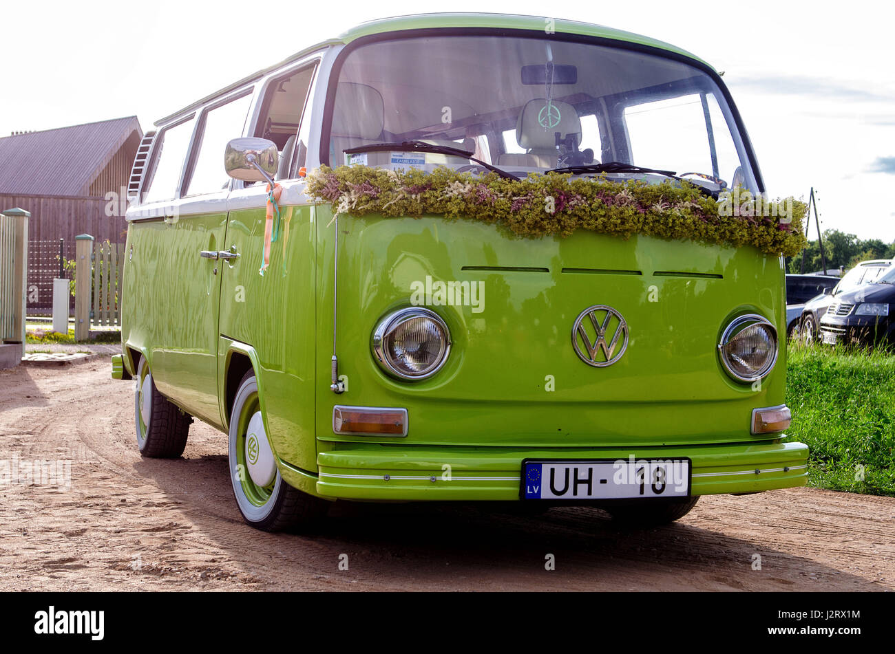 JURMALA, Lettonia - 5 Luglio 2013: Verde vecchio bus VW decorate per la celebrazione. Foto Stock