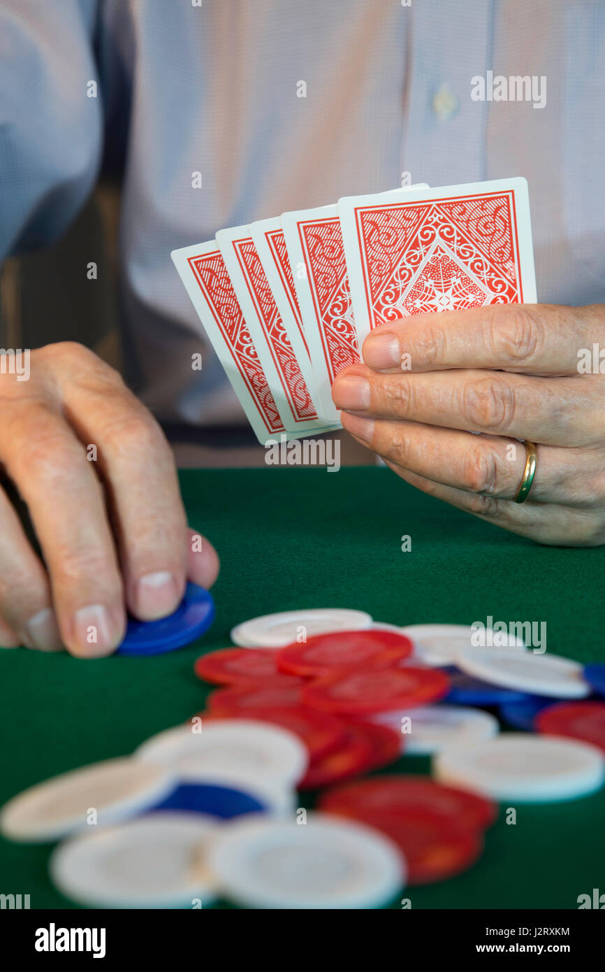 L'uomo gioca a poker , STATI UNITI Foto Stock