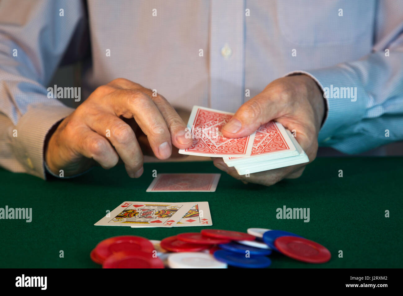 L'uomo la distribuzione delle carte per il gioco del Poker Foto Stock