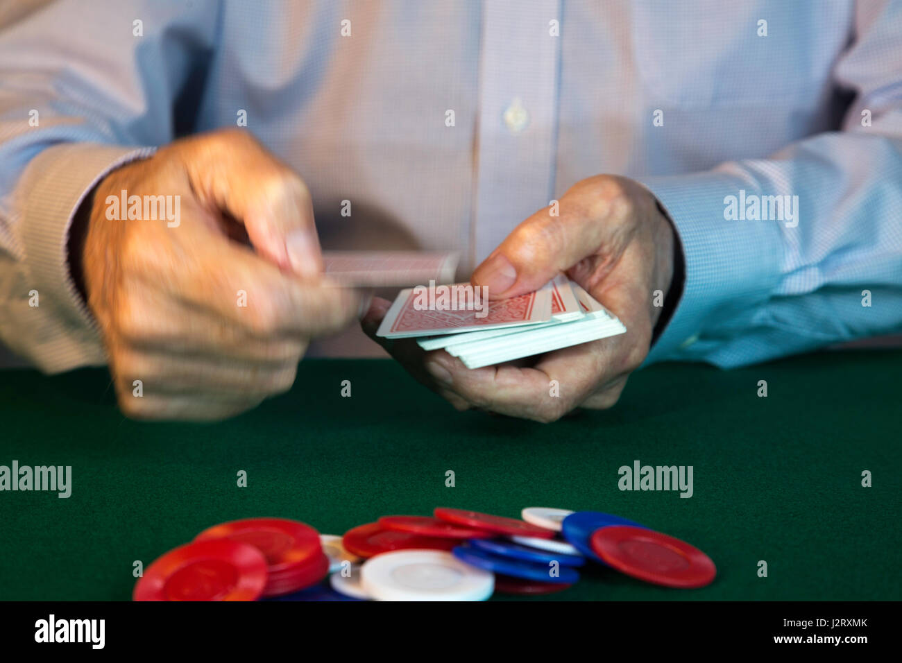 Uomo di fronte a carte gioco del Poker Foto Stock