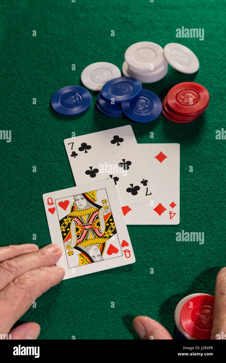 L'uomo gioca a poker Foto Stock