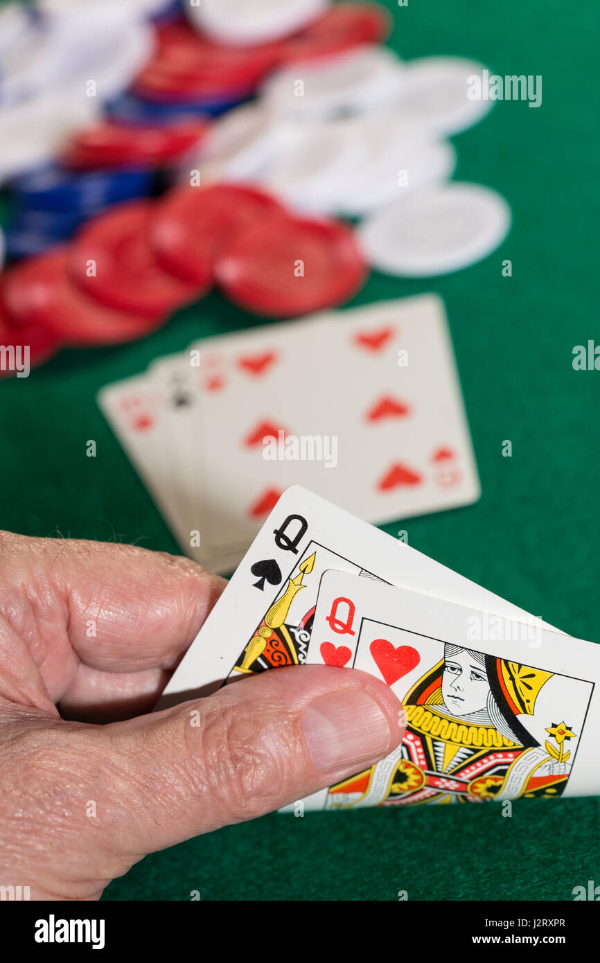 L'uomo gioca a poker Foto Stock