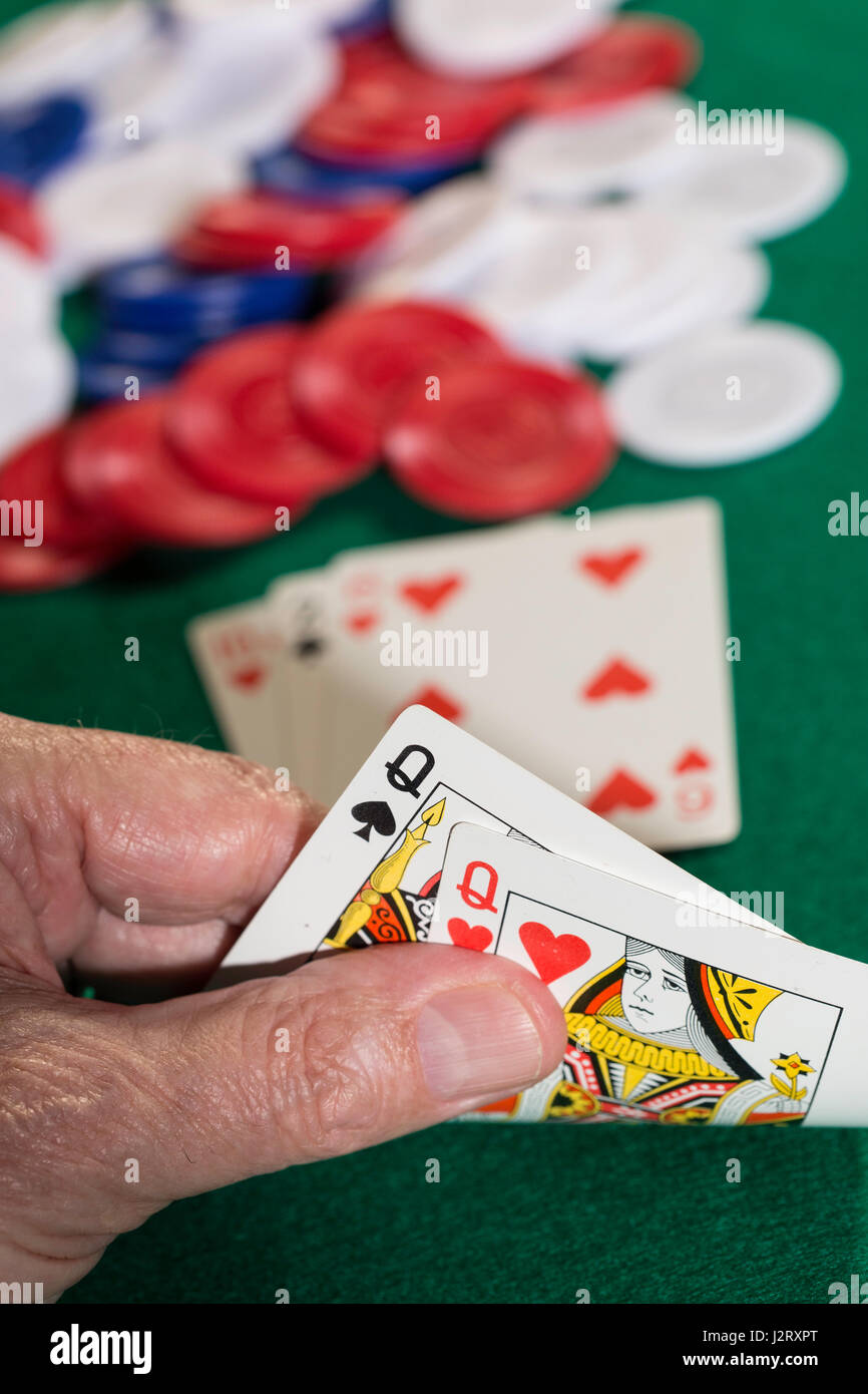 L'uomo gioca a poker Foto Stock