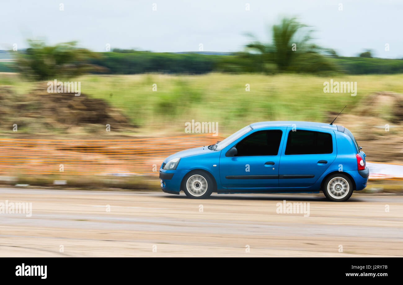 Molto rapidamente la guida. Auto blu in competizione nel concorso di deriva Foto Stock