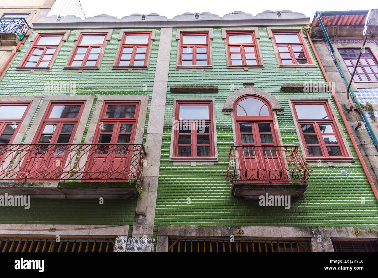 Edifici residenziali con azulejo facciate in piastrelle su Rua do Sol Street nella città di Porto sulla Penisola Iberica, la seconda più grande città in Portogallo Foto Stock