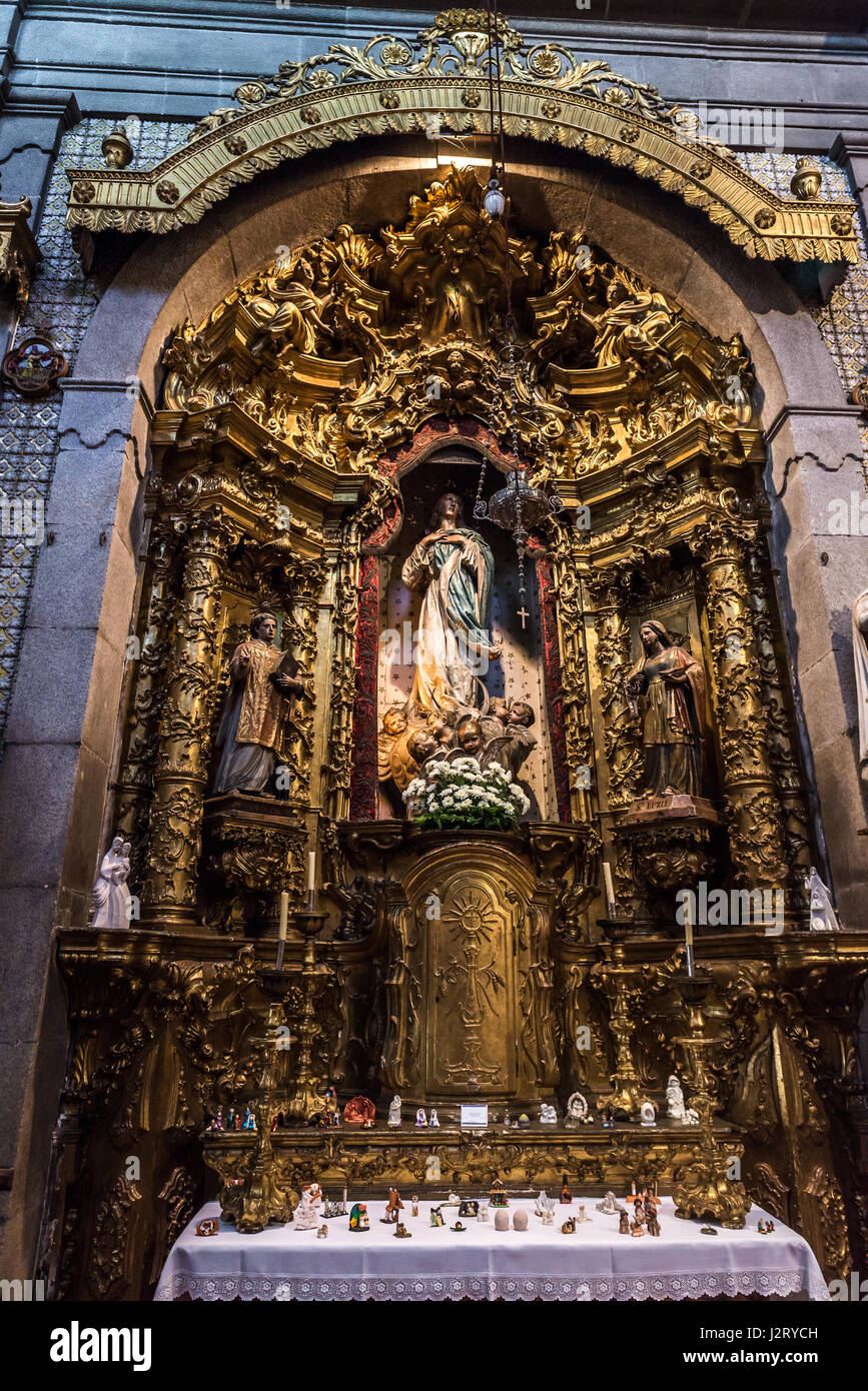 Altare laterale della Chiesa del terzo ordine (Igreja do Terco) nella città di Porto sulla Penisola Iberica, la seconda più grande città in Portogallo Foto Stock