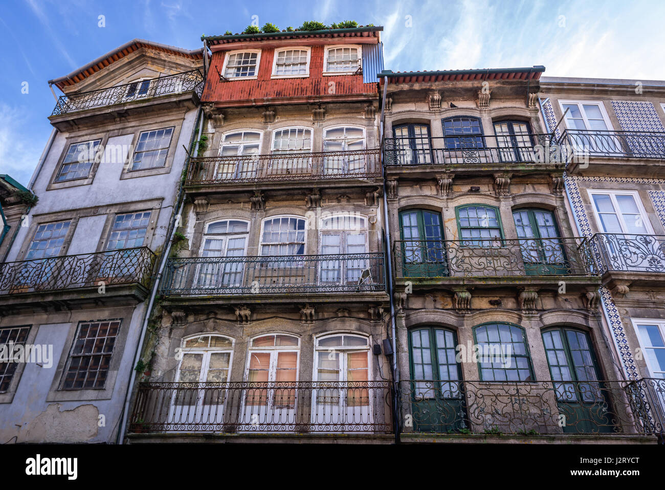 Case di città su Rua de Cimo de Vila Street nella città di Porto sulla Penisola Iberica, la seconda più grande città in Portogallo Foto Stock