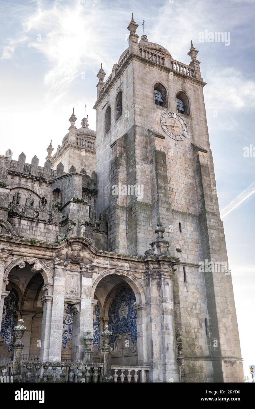 Torre dei Cattolici Romani Se Cathedral in Porto città sulla Penisola Iberica, la seconda più grande città in Portogallo Foto Stock